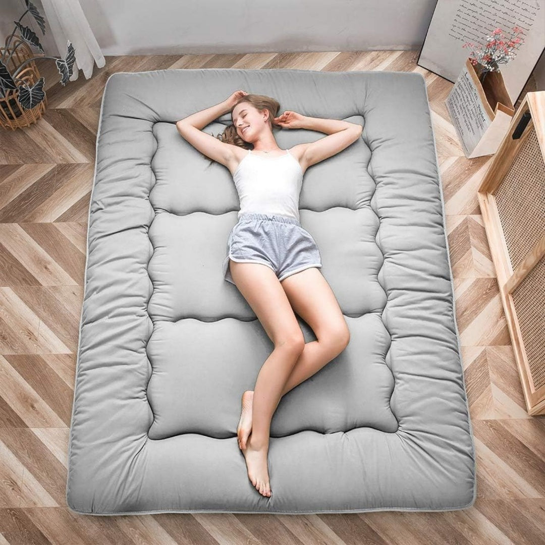 Japanische Futon Matratze Grau 135x190cm Gestepptes Tatami Matte Futonmatratze Klappmatratze fuer Boden- und Gaestenutzung